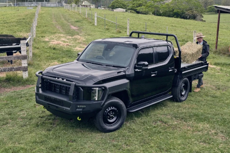 Khu vực phía sau thiết kế đơn giản hơn với cụm đèn pha hình chữ C cách điệu ở hai bên, ở giữa là cửa thùng hàng có logo Kia to bản khắc chìm. Về nội thất, Tasman sở hữu khoang cabin hiện đại với 3 màn hình hiển thị trên bảng điều khiển, bao gồm cụm đồng hồ kỹ thuật số 12,3 inch kết hợp với màn hình 5 inch ở giữa và màn hình cảm ứng 12,3 inch cho hệ thống thông tin giải trí.