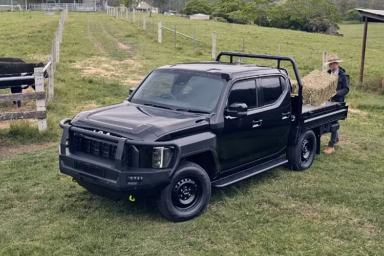 Khu vực phía sau thiết kế đơn giản hơn với cụm đèn pha hình chữ C cách điệu ở hai bên, ở giữa là cửa thùng hàng có logo Kia to bản khắc chìm. Về nội thất, Tasman sở hữu khoang cabin hiện đại với 3 màn hình hiển thị trên bảng điều khiển, bao gồm cụm đồng hồ kỹ thuật số 12,3 inch kết hợp với màn hình 5 inch ở giữa và màn hình cảm ứng 12,3 inch cho hệ thống thông tin giải trí.