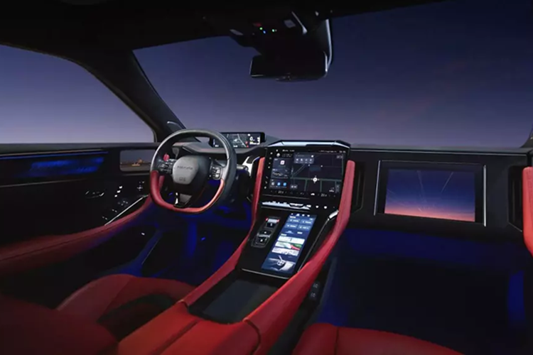 Mặc dù Honda chưa công bố thông số động cơ, nhưng chúng ta có thể suy đoán dựa trên những mẫu xe Ye đầu tiên, bao gồm S7 và P7. Theo đó, Honda S7 và P7 tại thị trường Trung Quốc có cả phiên bản dẫn động cầu sau RWD và dẫn động 4 bánh toàn thời gian AWD. Phiên bản RWD dùng 1 mô-tơ điện mạnh 268 mã lực. Con số tương ứng ở phiên bản AWD là 469 mã lực.