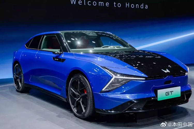 Cả hai mẫu xe Honda GT tại Trung Quốc đều có logo chữ "H" bên dưới nắp ca-pô màu đen và dòng chữ "Honda" trên cửa trước. Tuy nhiên, liên doanh Dongfeng-Honda chọn kiểu đèn LED định vị ban ngày và đèn hậu hình chữ "Y", lấy cảm hứng từ Lamborghini Revuelto. Trong khi đó, liên doanh GAC-Honda lại dùng hệ thống đèn LED hai tầng ở phía trước và giữ thiết kế đèn hậu đơn giản hơn.