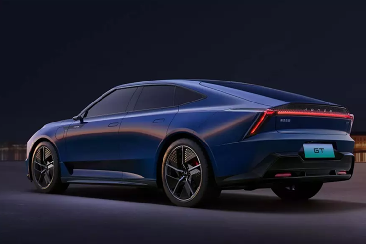 Ngoài ra, hai mẫu xe điện mới của Honda còn có camera kỹ thuật số thay cho gương chiếu hậu truyền thống. Do đó, bên trong xe sẽ có thêm 2 màn hình nhỏ lắp trên cửa để hiển thị hình ảnh từ camera này. Đây chỉ là 2 trong 6 màn hình được bố trí trong nội thất công nghệ cao của Honda GT.