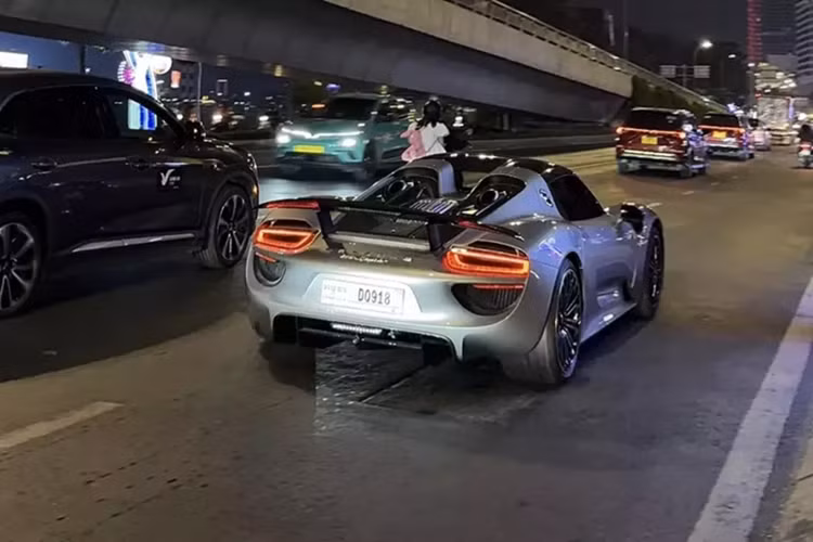 Đây là 1 trong 2 chiếc xe Porsche 918 Spyder ở Việt Nam, xe mang ngoại thất màu xám và được đăng ký biển số của Campuchia, chiếc còn lại mang màu trắng được Phan Công Khanh nhập về Việt Nam, ra biển số Ngoại giao, và chắc chắn vài năm nữa cũng sẽ không xuất hiện công khai, trừ khi xe được làm thủ tục ra biển 51.