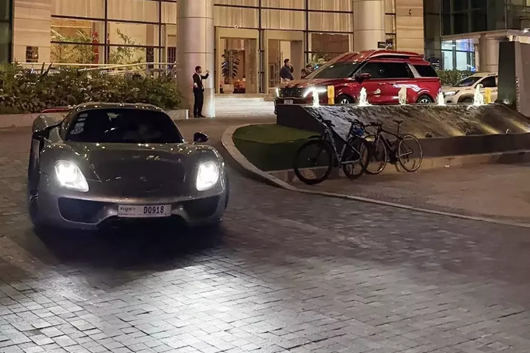 Ngày 21/1/2025 vừa qua, giới mê xe ở TP HCM đã có dịp gặp siêu phẩm Porsche 918 Spyder triệu đô trên đường phố, như vậy là sau gần 2 năm mất tích, chiếc hypercar này đã được chủ nhân lái dạo phố trong những ngày sát Tết nguyên đán.