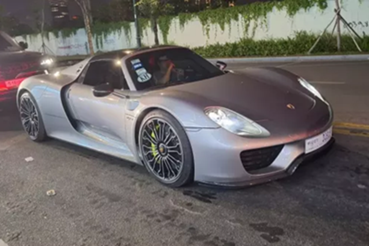 Porsche 918 Spyder trong bài viết này có màu sơn xám, 2 phần mui xe có thể tháo rời bằng carbon, khi mái nhà được tháo xuống, người dùng có thể cất gọn vào trong khoang hành lý phía trước của chiếc xe Porsche 918 Spyder.