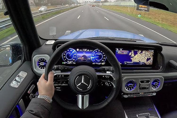 Ngoài ra, mẫu xe SUV điện này còn có màn hình giải trí cho khách hàng ở hàng ghế thứ hai và đèn viền nội thất. Đi kèm với đó là hệ thống thông tin giải trí MBUX tích hợp Apple CarPlay/Android Auto. Phiên bản G580 Edition One có ghế da và táp lô bọc da Nappa, đi kèm một số chi tiết trang trí ốp carbon.