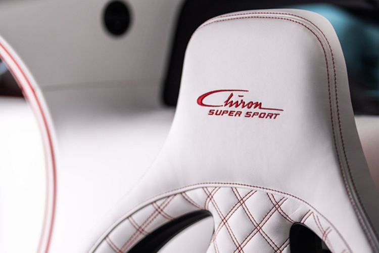 Gói ốp trang trí làm từ sợi carbon trị giá 15.000 USD (384,7 triệu đồng), cụm đồng hồ kỹ thuật số trang trí bằng vàng hồng 65.000 USD (1,67 tỷ đồng) và gói túi xách hành lý 36.000 USD (khoảng 923,4 triệu đồng).