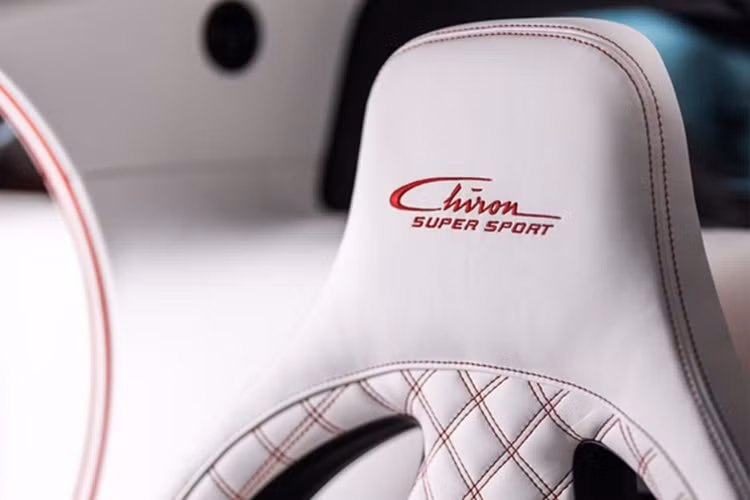 Gói ốp trang trí làm từ sợi carbon trị giá 15.000 USD (384,7 triệu đồng), cụm đồng hồ kỹ thuật số trang trí bằng vàng hồng 65.000 USD (1,67 tỷ đồng) và gói túi xách hành lý 36.000 USD (khoảng 923,4 triệu đồng).