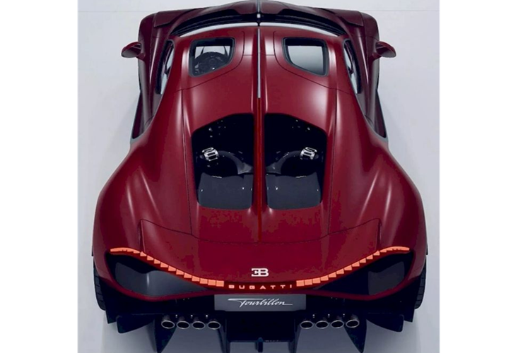 Đi kèm với đó là hai mô-tơ điện đặt ở trục trước và một mô tơ điện đặt ở trục sau, bổ sung 800 mã lực cho hệ thống hybrid. Kết hợp lại, Bugatti Tourbillon sở hữu sức mạnh lên tới 1.800 mã lực, nhiều hơn 200 mã lực so với Chiron Super Sport.