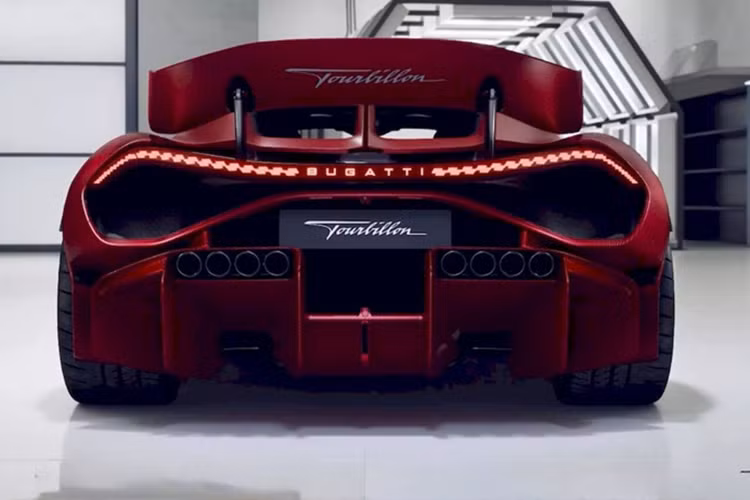 Đây là số lượng ống xả nhiều nhất từng được lắp trên một chiếc Bugatti, thậm chí vượt qua cả 6 ống xả trên La Voiture Noire 2021 và Type 57 Atlantic Coupe 1938. Ngoài cấu hình ống xả mới, gói Équipe Pur Sang còn bao gồm cản trước được tinh chỉnh với các cửa hút gió được định hình lại và bộ chia gió hợp lý hơn.