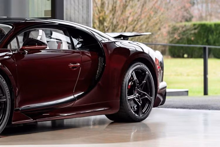 Theo đó, Bugatti Tourbillon vẫn dùng hệ truyền động hybrid bao gồm động cơ xăng V16 8.3L do Cosworth thiết kế với công suất lên tới 1.000 mã lực và mô-men xoắn 900 Nm.