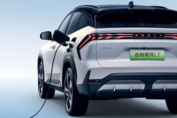 Đáng ngạc nhiên là Geely đã chọn sử dụng chip Qualcomm Snapdragon 8155 thay vì chip Dragon Eagle-1 của riêng mình để cung cấp năng lượng cho buồng lái.