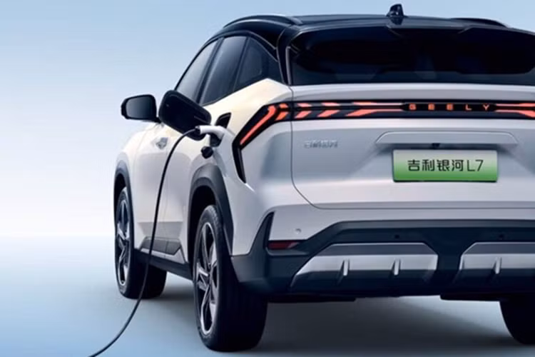 Đáng ngạc nhiên là Geely đã chọn sử dụng chip Qualcomm Snapdragon 8155 thay vì chip Dragon Eagle-1 của riêng mình để cung cấp năng lượng cho buồng lái.