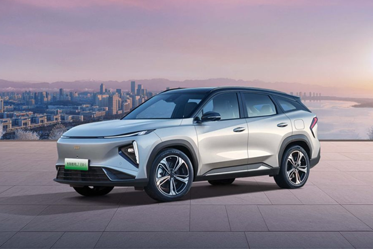 Mới đây, Geely Galaxy L7 EM-i 2025 mới đã chính thức được ra mắt với bốn phiên bản cùng mức giá khởi điểm từ 115.800 – 148.800 Nhân dân tệ (tương đương 16.000 – 20.500 USD) (khoảng 406 – 520 triệu đồng). Mẫu xe mới này sở hữu hệ thống hybrid NordThor thế hệ mới của Geely và hệ thống buồng lái thông minh Flyme Auto.