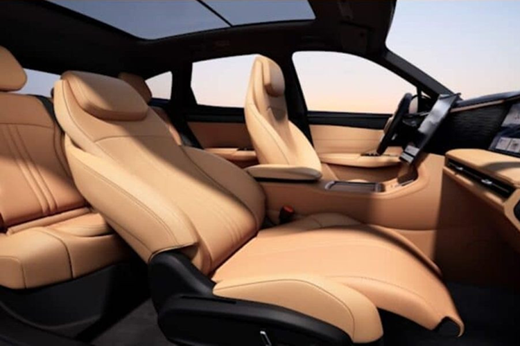 Hệ thống truyền động của Geely Galaxy L7 EM-i được cung cấp bởi công nghệ hybrid NordThor EM-i thế hệ mới của Geely. Cụ thể, xe sử dụng động cơ hút khí tự nhiên 1,5 lít 82 kW (110 mã lực)/136 Nm, động cơ điện 160 kW (215 mã lực)/262 Nm, kết hợp với E-DHT và bộ pin lithium sắt phosphate 18,4 kWh, cung cấp phạm vi chạy hoàn toàn bằng điện theo chu trình CLTC là 115 km.