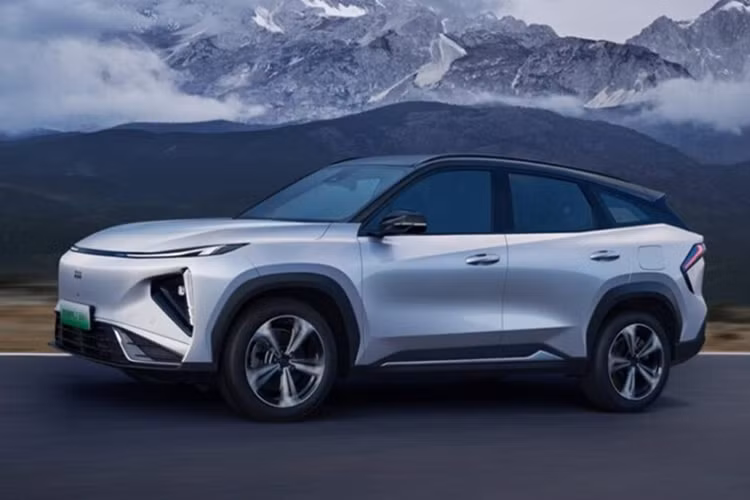 Mẫu xe SUV Geely Galaxy L7 EM-i được thiết kế dựa trên Geely Galaxy L7. Khu vực đầu xe được trang bị cụm đèn pha LED xuyên thấu và tấm chắn kín ở vị trí lưới tản nhiệt, trong khi ở phía sau được bổ sung thêm logo EM-i. Thiết kế nội thất của Geely Galaxy L7 EM-i cũng không có nhiều thay đổi. 