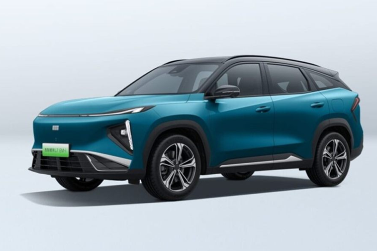 Mẫu xe này được cung cấp năng lượng bởi hệ thống buồng lái thông minh Flyme Auto. Toàn bộ dòng xe được trang bị vô lăng bốn chấu, bảng điều khiển LCD 10,25 inch, màn hình điều khiển trung tâm 13,2 inch và màn hình giải trí kích cỡ 16,2 inch theo tiêu chuẩn, hỗ trợ liên kết màn hình kép, đa nhiệm, CarLink và kết nối điện thoại di động Hicar.