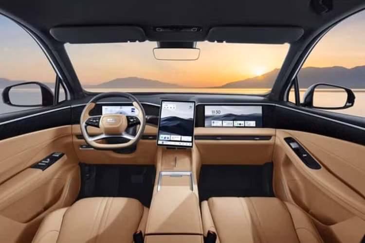 Ngoài ra, xe còn được cung cấp động cơ 1.5T 120 kW (161 mã lực)/255 Nm, động cơ điện 107 kW (143 mã lực)/338 Nm, kết hợp với 3DHT pro và bộ pin lithium sắt phosphate 18,7 kWh, cung cấp phạm vi chạy điện CLTC là 115 km.