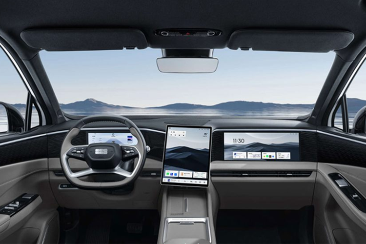 Về kích thước, Geely Galaxy L7 EM-i sở hữu chiều dài, chiều rộng và chiều cao lần lượt là 4710 mm x 1905 mm x 1685 mm, chiều dài cơ sở là 2785 mm; dài hơn 10 cm so với mẫu trước. Trọng lượng không tải của xe dao động từ 1810 kg đến 1890 kg tùy thuộc vào các phiên bản.