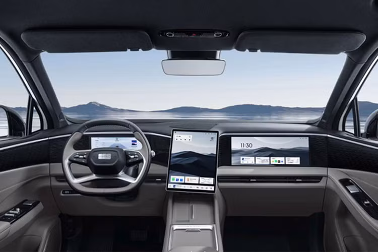 Về kích thước, Geely Galaxy L7 EM-i sở hữu chiều dài, chiều rộng và chiều cao lần lượt là 4710 mm x 1905 mm x 1685 mm, chiều dài cơ sở là 2785 mm; dài hơn 10 cm so với mẫu trước. Trọng lượng không tải của xe dao động từ 1810 kg đến 1890 kg tùy thuộc vào các phiên bản.