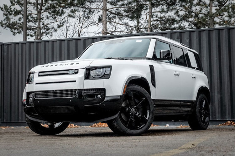 Tuy nhiên, nhiều nguồn tin cho rằng xe có thể mang tên Defender 80 hoặc Defender Sport. Tên gọi Defender Sport có vẻ khá hợp lý, bởi hãng từng áp dụng hậu tố này cho dòng Discovery Sport và thiết kế nguyên mẫu mới cũng chia sẻ một số đường nét như đường gân dập nổi và cột C nghiêng, tương tự Discovery Sport.