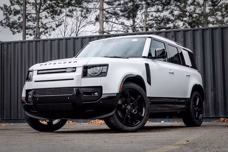 Tuy nhiên, nhiều nguồn tin cho rằng xe có thể mang tên Defender 80 hoặc Defender Sport. Tên gọi Defender Sport có vẻ khá hợp lý, bởi hãng từng áp dụng hậu tố này cho dòng Discovery Sport và thiết kế nguyên mẫu mới cũng chia sẻ một số đường nét như đường gân dập nổi và cột C nghiêng, tương tự Discovery Sport.