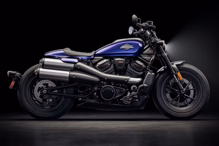Tại Mỹ, giá xe Harley-Davidson Sportster S 2025 có 4 tùy chọn màu sắc, giá khởi điểm từ 15.999 USD tương đương 401 triệu đồng, mức giá vừa phải đối với người chơi xe mô tô. Tại Việt Nam, Sportster S được phân phối chính hãng với mức giá từ 599 - 685 triệu đồng (tùy phiên bản).