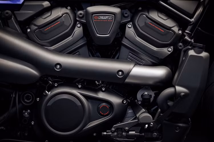 Động cơ V-Twin Revolution Max dung tích 1.250cc vẫn được giữ nguyên thông số nhưng được tinh chỉnh tạo thêm mô-men xoắn ở dải tua thấp. Công suất 121 mã lực và mô-men xoắn 126Nm.