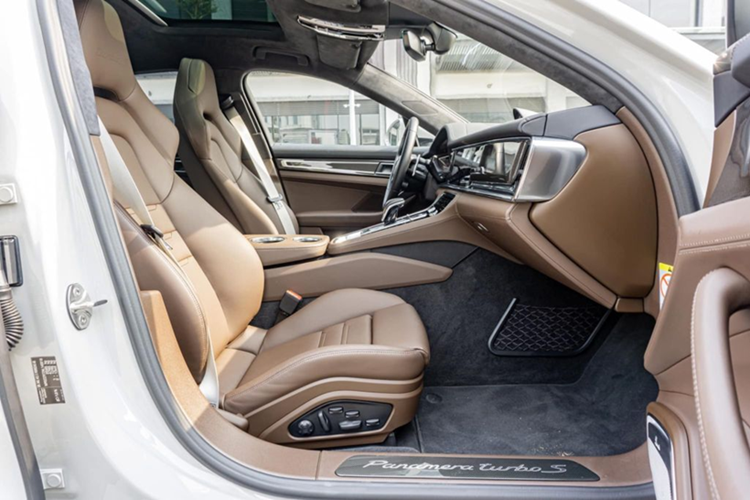 Những trang bị cao cấp nhất bên trong nội thất như ghế chỉnh điện 18 hướng, gói thể thao Sport Chrono 77 triệu đồng và dàn âm thanh 21 loa của Burmester gần 400 triệu đồng...