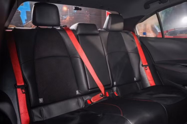 Corolla GR Sport 2025 vẫn nổi bật với vẻ ngoài cá tính, mạnh mẽ. Xe có cản trước được thiết kế lại đi cùng lưới tản nhiệt được hạ thấp hầm hố hơn. Phần cánh gió ở phía đuôi xe cũng được tinh chỉnh cùng đèn hậu được trang trí với hiệu ứng màu khói.