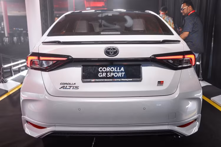 Xe được trang bị bộ mâm đa chấu màu đen kích thước 18 inch, bọc trong lốp 225/40. Về nội thất, khoang cabin của Corolla GR Sport 2025 nổi bật với tông màu đen chủ đạo, đi cùng các đường chỉ khâu màu đỏ được trang trí tại vô lăng, ghế ngồi và mặt taplo làm điểm nhấn.