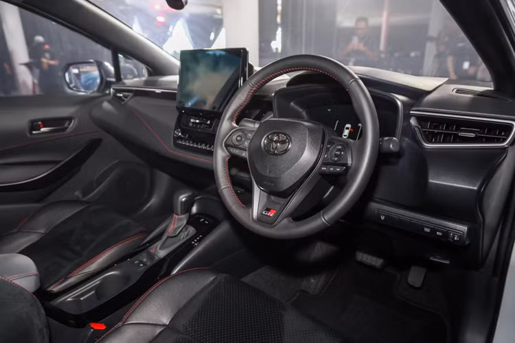 Toyota còn tinh chỉnh ECU để tăng khả năng phản hồi. Khi ở chế độ Sport, các tính năng "Auto Brake Downshiftting" và "Cornering Gear Fix Control" sẽ cung cấp khả năng kiểm soát bướm ga tốt hơn khi thoát cua. Thêm vào đó, ECU trợ lực lái điện tối ưu hóa mượt mà hơn.