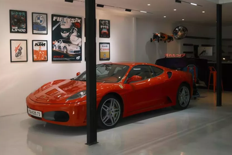 Chiếc siêu xe Ferrari F430 biển số của Hải Phòng này sở hữu ngoại thất đỏ Rosso Corsa rất thời trang đi kèm bộ mâm 5 chấu kép sơn màu bạc, cùng kẹp phanh vàng, nội thất màu da bò.