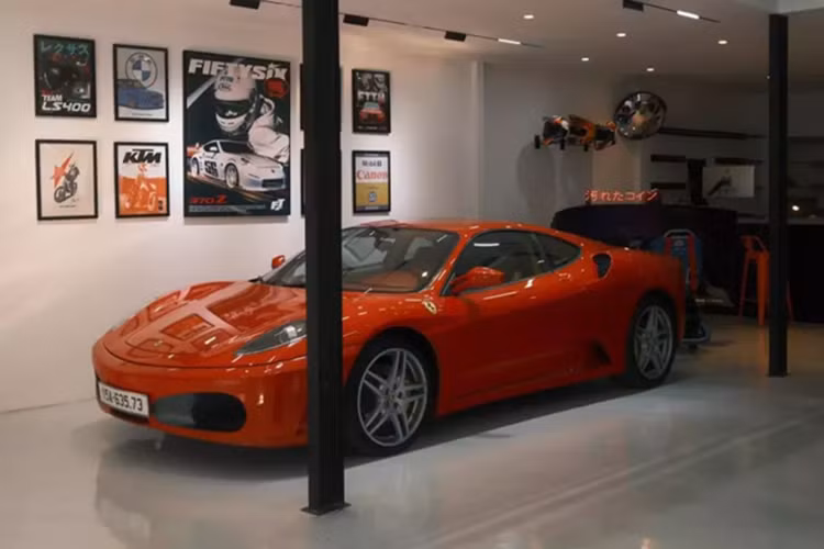 Chiếc siêu xe Ferrari F430 biển số của Hải Phòng này sở hữu ngoại thất đỏ Rosso Corsa rất thời trang đi kèm bộ mâm 5 chấu kép sơn màu bạc, cùng kẹp phanh vàng, nội thất màu da bò.