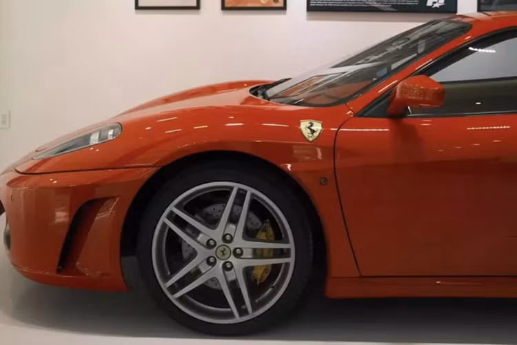 Hiện số lượng dòng siêu xe Ferrari F430 tại Việt Nam có khoảng 8 chiếc với 3 phiên bản là Coupe (3 chiếc), Spider (3 chiếc) và 2 chiếc xe hiệu năng cao F430 Scuderia.