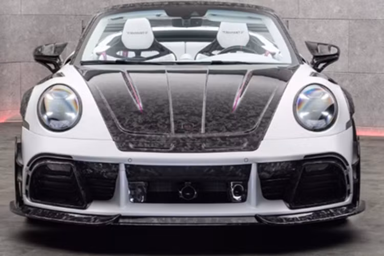 Các khe thoát gió trên vòm bánh trước gợi nhớ đến phong cách của 911 GT3 RS. Phần thân xe tiếp tục được sử dụng sợi carbon cho nẹp hông, gương chiếu hậu và các ốp trang trí. Ở phía sau, Mansory P9LM Evo 900 độ cánh gió cố định và bộ khuếch tán khí động học lớn, đi kèm hệ thống ống xả thể thao mới.