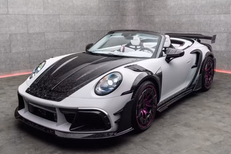 Đáng chú ý, xe còn có bộ mâm đa chấu được thiết kế riêng, kết hợp các chi tiết bằng sợi carbon và màu sơn nổi bật. Khoang cabin cũng được làm mới toàn diện với da màu trắng chủ đạo, điểm nhấn bằng dây an toàn màu tím và các đường chỉ may tương phản.