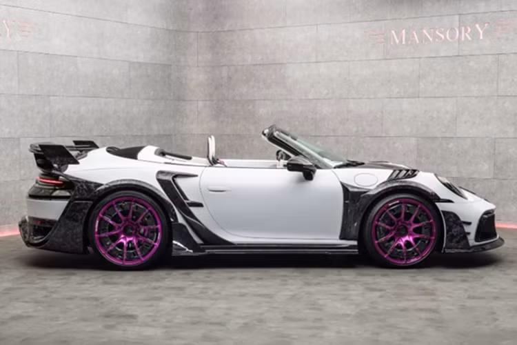 Ghế ngồi của P9LM Evo 900 là dạng thể thao bằng sợi carbon và nhiều chi tiết trang trí đồng màu được bổ sung. Vô-lăng cũng được thiết kế lại, tuy nhiên vẫn giữ bố cục truyền thống của dòng 911. Mansory không chỉ dừng lại ở thay đổi ngoại, nội thất mà hãng còn nâng cấp khối động cơ 3.8L tăng áp kép trên 911 Turbo S.