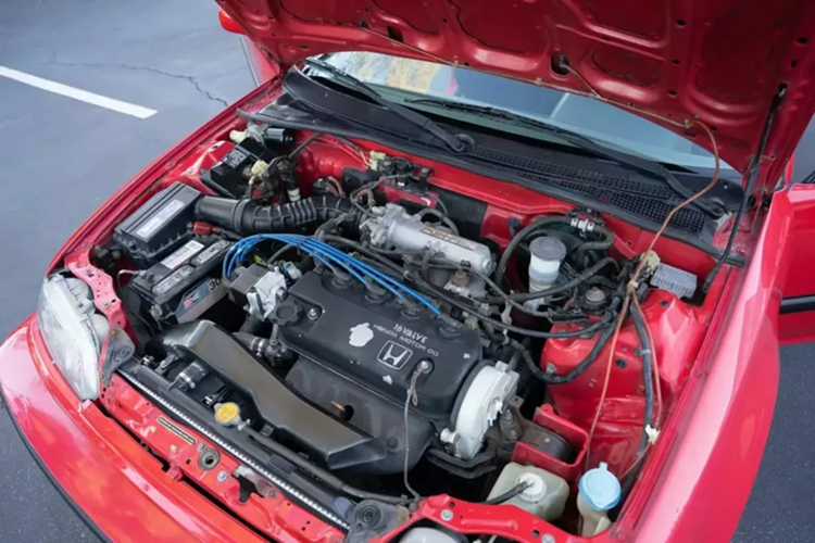 Động lực được cung cấp bởi động cơ bốn xi-lanh 1,6 lít sản sinh công suất 108 mã lực và mô-men xoắn 100 lb-ft (135 Nm). Nó được kết nối với hộp số sàn 5 cấp truyền công suất đến bánh trước. Đó không hẳn là một sự kết hợp thú vị, và người bán đã lưu ý đến một vết rò rỉ dầu nhỏ cũng như sự ăn mòn trên ống xả.