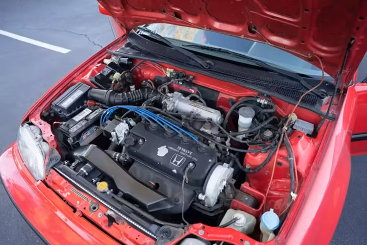 Động lực được cung cấp bởi động cơ bốn xi-lanh 1,6 lít sản sinh công suất 108 mã lực và mô-men xoắn 100 lb-ft (135 Nm). Nó được kết nối với hộp số sàn 5 cấp truyền công suất đến bánh trước. Đó không hẳn là một sự kết hợp thú vị, và người bán đã lưu ý đến một vết rò rỉ dầu nhỏ cũng như sự ăn mòn trên ống xả.