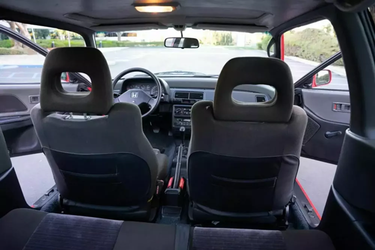 Ngoài ra còn có một "vết lõm" ở phía người lái cũng như một số khuyết điểm khác. Về trang bị của xe, không có gì nhiều ngoài cửa sổ trời chỉnh điện và bánh xe thép 14 inch. Chúng được kết hợp với chắn bùn, cần gạt nước phía sau và hình dáng xe tiết kiệm nhiên liệu cổ điển.