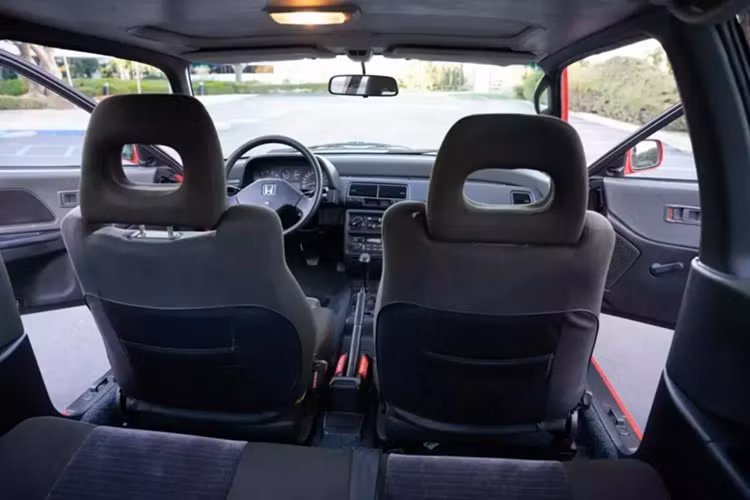 Ngoài ra còn có một "vết lõm" ở phía người lái cũng như một số khuyết điểm khác. Về trang bị của xe, không có gì nhiều ngoài cửa sổ trời chỉnh điện và bánh xe thép 14 inch. Chúng được kết hợp với chắn bùn, cần gạt nước phía sau và hình dáng xe tiết kiệm nhiên liệu cổ điển.