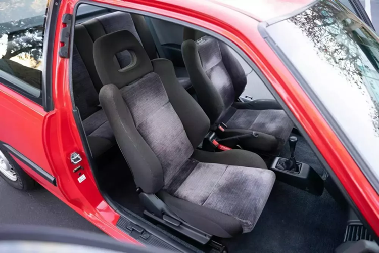 Không phải là một phả hệ tuyệt vời, nhưng chiếc Rio Red hatchback có vẻ như ở trong tình trạng đáng chú ý xét theo tuổi tác và quãng đường đã đi. Tuy nhiên, người bán lưu ý rằng chiếc xe không hoàn hảo vì có "một số vết sứt mẻ, trầy xước, tì vết và lớp sơn bị phai màu".