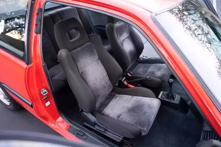 Không phải là một phả hệ tuyệt vời, nhưng chiếc Rio Red hatchback có vẻ như ở trong tình trạng đáng chú ý xét theo tuổi tác và quãng đường đã đi. Tuy nhiên, người bán lưu ý rằng chiếc xe không hoàn hảo vì có "một số vết sứt mẻ, trầy xước, tì vết và lớp sơn bị phai màu".