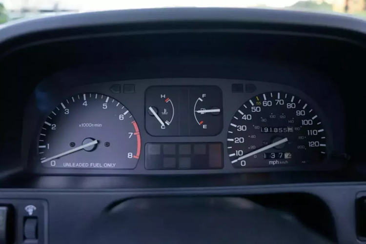 Nội thất cũng đơn giản như bên ngoài, nhưng điểm nổi bật bao gồm ghế hai tông màu và hệ thống âm thanh AM/FM với đầu phát băng cassette. Chúng được kết hợp với cửa sổ quay cũng như khóa thủ công. Mặc dù nội thất trông khá đẹp, nhưng có một số đồ bọc và trang trí đã cũ.