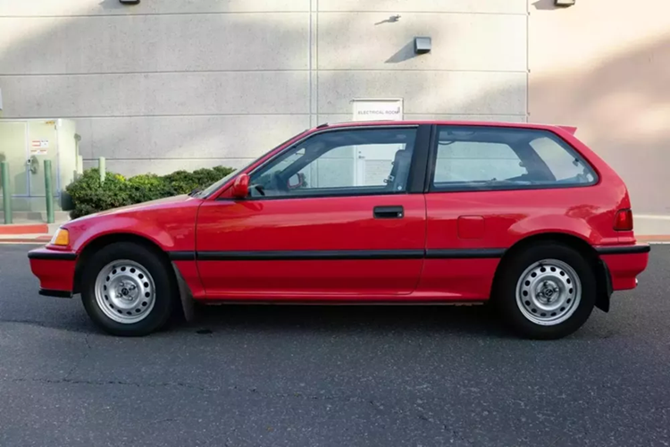 Tuy nhiên, trong bài viết hôm nay chúng tôi lại đang bối rối về chiếc Honda Civic Si đời 1991 này, được bán với giá 12.100 USD. Chiếc xe đã đi được 191.855 dặm (308.761 km) trên đồng hồ đo quãng đường, và tuyên bố nổi tiếng nhất là nó xuất hiện trong một video của Doug DeMuro.