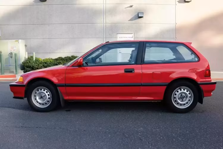 Tuy nhiên, trong bài viết hôm nay chúng tôi lại đang bối rối về chiếc Honda Civic Si đời 1991 này, được bán với giá 12.100 USD. Chiếc xe đã đi được 191.855 dặm (308.761 km) trên đồng hồ đo quãng đường, và tuyên bố nổi tiếng nhất là nó xuất hiện trong một video của Doug DeMuro.