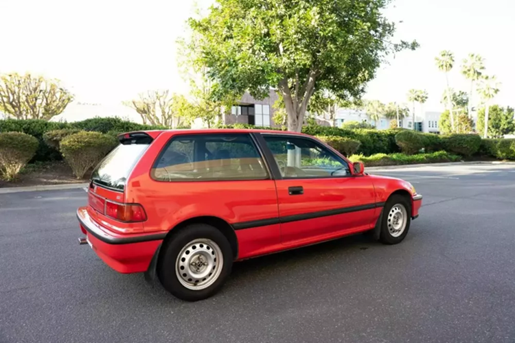 Với tất cả những điều này, thật đáng ngạc nhiên khi thấy chiếc xe Honda Civic Si 34 năm tuổi này được bán với giá cao như vậy, đặc biệt là khi một chiếc S2000 được bán với giá 12.750 đô la vào tháng 8 năm ngoái. Tuy nhiên, chiếc S2K đó đã chạy được 185.000 dặm và không có nét quyến rũ cổ điển như vậy.