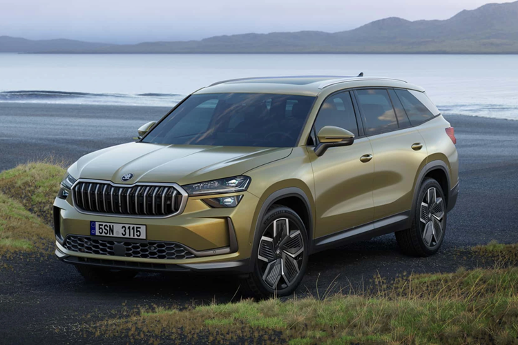 Theo thông tin từ website Skoda Việt Nam và đại lý, Kodiaq mới sẽ có khoang cabin được thiết kế hiện đại và tối giản. Xe sẽ có hai màn hình lớn 10 inch sau vô-lăng và màn hình 13 inch cảm ứng như máy tính bảng, hỗ trợ Apple CarPlay/Android Auto không dây, cần số sau vô-lăng, núm chỉnh điều hòa vật lý thay cho cảm ứng, âm thanh Canton 12 loa, cửa sổ trời toàn cảnh…