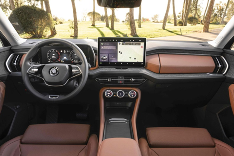 Xe sở hữu kích thước dài x rộng x cao lần lượt là 4.758 x 1.864 x 1.657 mm và chiều dài cơ sở 2.791 mm. So với thế hệ tiền nhiệm, xe dài hơn 61 mm, hẹp hơn 18 mm, thấp hơn 24 mm trong khi chiều dài cơ sở giữ nguyên.