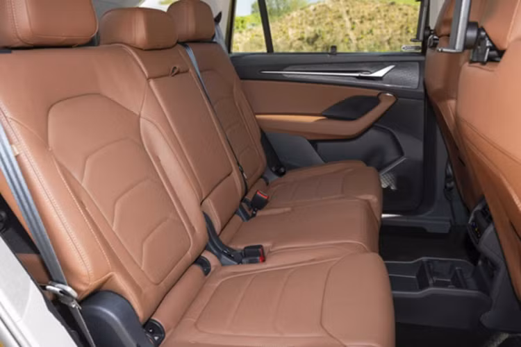 Về ngoại thất, mẫu xe này được áp dụng ngôn ngữ thiết kế Modern Solid và giữ lại một số chi tiết đặc trưng của thương hiệu Skoda như lưới tản nhiệt với những nan nằm dọc hay cụm đèn trước 2 tầng.